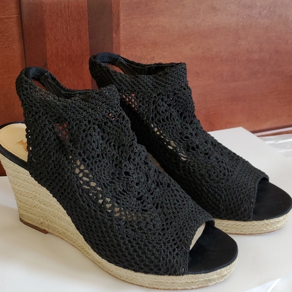 Womens Shoes - Picture 2 of 6